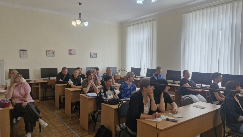 Відвідувачі Дня відкритих дверей в аудиторії коледжу
